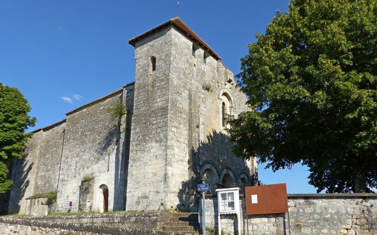 L'église Sainte-Marie-Madeleine, monument en péril, domine les sources de la Touvre.