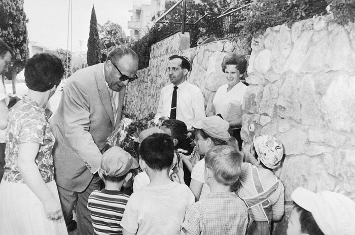 Oskar Schindler with children in Tel-Aviv